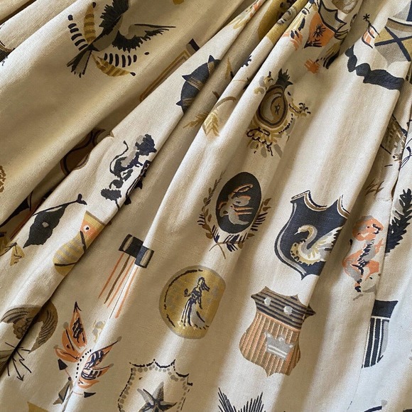 Vintage 1950s Cotton Novelty Print Circle Skirt Coat of Arms Crests Lions Arrows - Picture 13 of 15